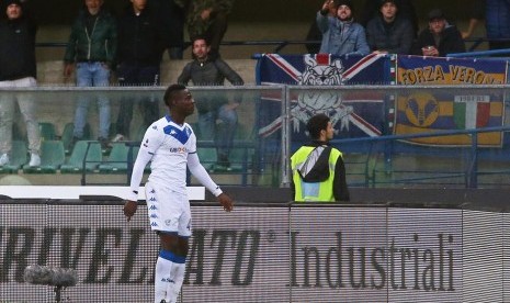 Mario Balotelli saat berkonfrontasi dengan pendukung Verona. Mengekor pernyataan Ketua Asosiasi Pemain Sepakbola (AIC)Italia, Damiano Tommasi, Balotelli meminta pertandingan sepakbola dihentikan.