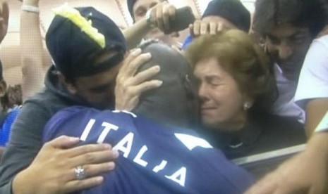 Mario Balotelli saat memeluk ibu angkatnya. Dalam jumpa pers ia mengaku mengatakan --Gol-gol itu untukum--