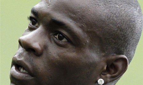 Mario Balotelli, striker timnas Italia, mengikuti pemusatan pelatihan di Coverciano sports center, Florence, Italia, Senin (21/5). 