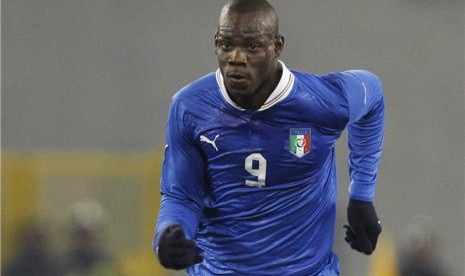 Mario Balotelli, striker timnas Italia, mengontrol bola saat laga persahabatan lawan Uruguay di Stadion Olimpiade, Roma, beberapa waktu lalu. 