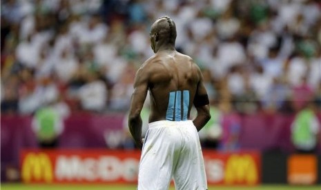  Mario Balotelli, striker timnas Italia, saat melakukan selebrasi usai menjebol jala Jerman di semifinal Piala Eropa 2012. 