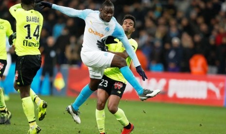 Mario Balotelli (tengah) pada laga debut membela Marseille melawan Lille di Ligue 1.