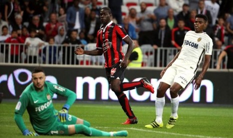 Mario Balotelli (tengah) saat menjebol gawang Monaco.