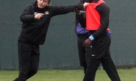 Mario Balotelli terlihat bersitegang dengan Roberto Mancini pada sesi latihan Manchester City, Kamis (3/1).