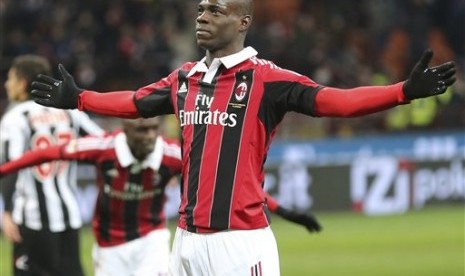 Mario Balotelli usai mencetak gol lewat titik putih melawan Udinese, Senin (4/2) dini hari. Dua gol Balotelli memastikan kemenangan Milan 2-1.