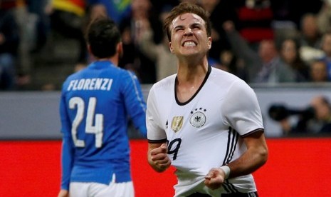 Mario Goetze berselebrasi usai membobol gawang Italia.