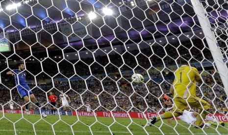 Mario Goetze menjebol gawang penjaga gawang Argentina Sergio Romero di laga final Piala Dunia 2014