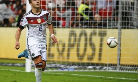 Mario Goetze usai mencetak gol ke gawang Polandia.