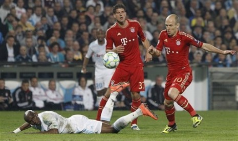 Mario Gomez  dan Arjen Robben. (Foto: Laurent Cipriani/AP)