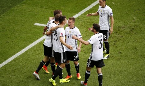 Mario Gomez melakukan selebrasi bersama para pemain Jerman usai mencetak gol pembuka melawan Irlandia Utara