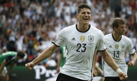 Mario Gomez melakukan selebrasi kemenangan Jerman atas Irlandia Utara pada laga fase grup C di Parc des Princes in Paris, France, 21 June 2016.