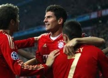 Mario Gomez (tengah) 