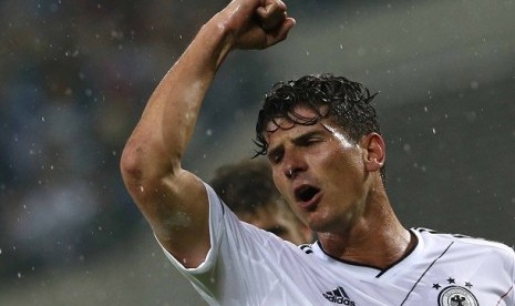 Mario Gomez usai menjebol gawang Portugal.