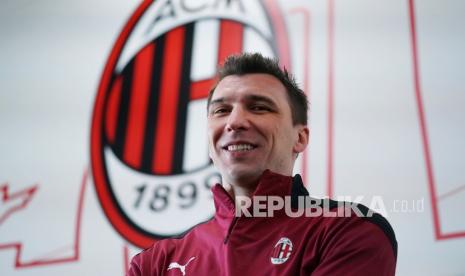  Mario Mandzukic berpose di pusat olahraga Milanello Milan sebelum sesi latihan pertamanya, di Carnago, Italia, Selasa (19/1/ 2021).