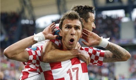  Mario Mandzukic, pemain timnas Kroasia, melakukan selebrasi usai menjebol jala Italia di laga Grup C Piala Eropa 2012 di Poznan, Polandia, pada Kamis (15/6). 