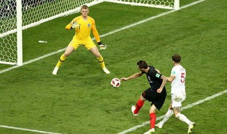 Mario Mandzukic saat membobol gawang timnas Inggris pada laga semifinal Piala Dunia 2018 di Stadion Luzhniki Moskow, Kamis (12/7). Gol Mandzukic pada menit ke 107 memastikan kemenangan 2-1 Kroasia dan memastikan langkah mereka ke final.