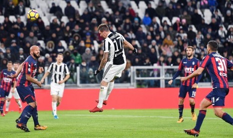 Mario Mandzukic (tengah) mencetak gol untuk Juventus pada pertandingan melawan Crotone di Stadion Allianz, Turin, Italia, Senin (27/11) dini hari WIB. 