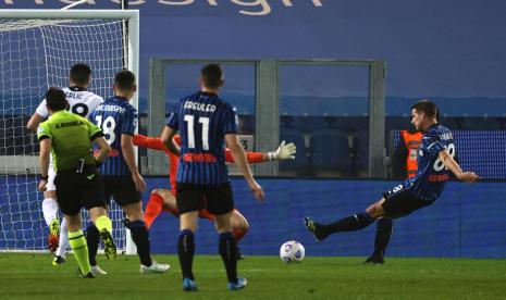 Mario Pasalic (kanan) mencetak gol untuk Atalanta saat melawan Spezia.