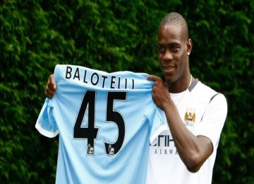 Mario Balotelli saat memperkenalkan kostumnya di Manchester City.