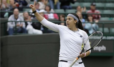 Marion Bartoli, petenis asal Prancis, mengepalkan genggaman ke udara usai mengalahkan petenis Amerika Serikat, Sloane Stephens, dalam laga perempat final Wimbledon di London, Inggris, Selasa (2/7). 