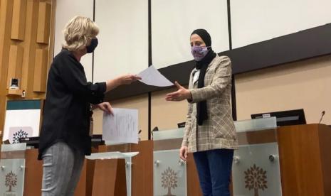 Marium Hamou dari Kota London, Ontario, Kanada menjadi anggota dewan kota Muslim wanita pertama.