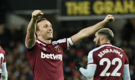 Mark Noble dari West Ham merayakan setelah mencetak gol ketiga timnya selama pertandingan sepak bola Liga Premier Inggris antara Watford dan West Ham United di Stadion Vicarage Road di Watford, Inggris, Selasa, 28 Desember 2021.