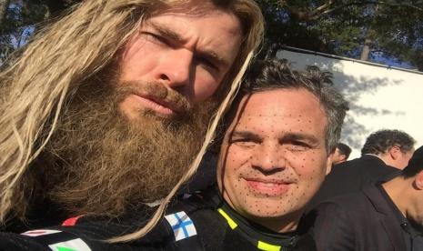 Mark Ruffalo membagikan foto kebersamaannya dengan Chris Hemsworth saat ulang tahunnya.