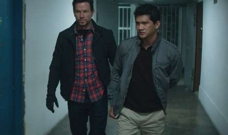 Mark Walhberg (kiri) dan Iko Uwais. 