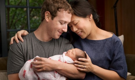 Mark Zuckerberg dan istrinya Priscilla Chan menggendong putri mereka, Max.