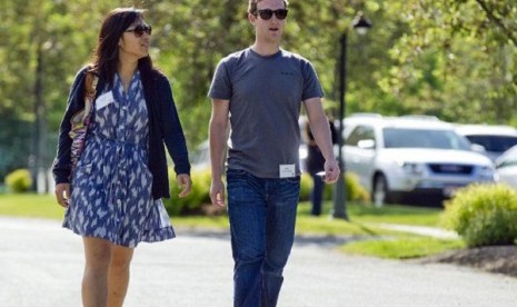 Mark Zuckerberg (right) with his wife, Priscilla Chan (file photo)