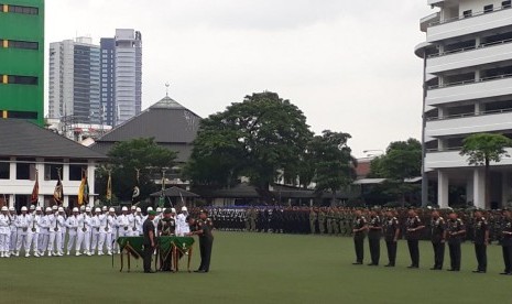  Markas Besar Angkatan Darat (Mabes AD) melaksanakan upacara serah terima jabatan di Lapangan Denma Mabesad, Senin (15/1). Salah satu pesertanya adalah Letnan Jenderal (Letjen) TNI Edy Rahmayadi yang hendak pensiun dini. 