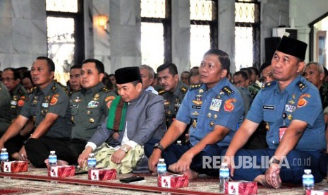  Markas Besar Tentara Nasional Indonesia (Mabes TNI) memperingati Isra’ Mi’raj Nabi Muhammad SAW 1438 H dengan penceramah K.H. Jazuli zaini M.A., (Ketua Pembina Yayasan Al Minna), di Masjid Sudirman Mabes TNI, Cilangkap, Jakarta Timur, Rabu (26/4).