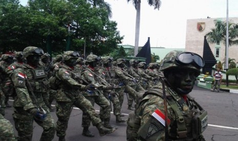 Defile pasukan saat peringatan Hari Juang Kartika di Komando Daerah Militer V/Brawijaya, Surabaya, Ahad (15/12).  (Republika/Agung Sasongko)