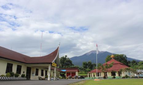 Markas Polres Solok Selatan di Sumatra Barat (Sumbar). Polda Sumbar diminta mengungkap motif di balik penembakan oleh perwira polisi ke sesama rekan profesinya di Kabupaten Solok Selatan.