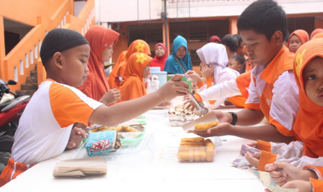 Market Day. SD Juara Jaktim binaan Rumah Zakat menggelar Market Day.