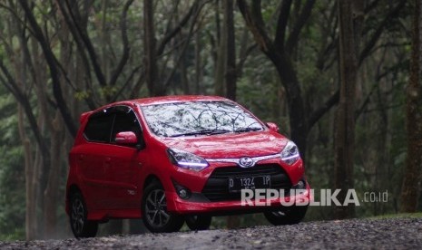 Mobil hatchback Toyota Agya (ilustrasi). Menteri Perindustrian Agus Gumiwang Kartasasmita mengumumkan adanya penyesuaian harga kendaraan Low Cost Green Car (LCGC) atau Kendaraan Bermotor Hemat Energi dan Harga Terjangkau (KBH2) yang akan naik lima persen.