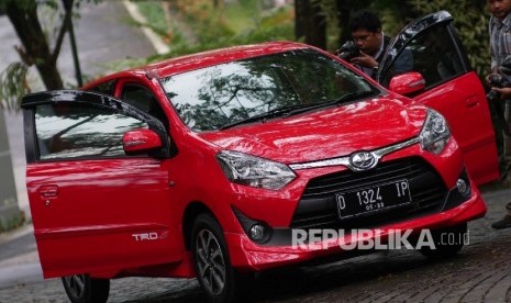 Pewartafoto memotret mobil hatchback Toyota Agya 1.2 TRD di kawasan Bandung Utara, Jawa Barat, Kamis (7/7)