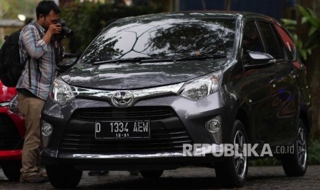 Pewartafoto memotret mobil hatchback Toyota Calya di kawasan Bandung Utara, Jawa Barat, Kamis (7/7).