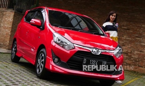  Pewartafoto memotret model dan mobil hatchback Toyota Calya di kawasan Bandung Utara, Jawa Barat, Kamis (7/7)