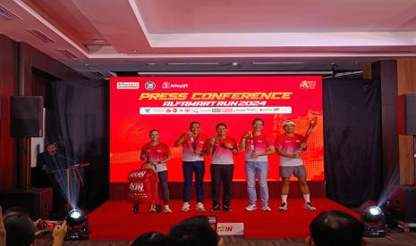 Marketing Director Alfamart Ryan Alfons Kaloh, Menteri Pariwisata dan Ekonomi Kreatif (Menparekraf) Sandiaga Uno dan Brand Ambassador Alfamart Run 2024 Ibnu Jamil dan Ririn Ekawati dalam konferensi pers Alfamart Run 2024 di Alfa Tower, Kamis (1/8/2024).