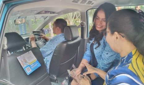 Marketing Director PT Blue Bird Tbk Amelia Nasution (tengah) dan Chief of Partnership Officer Astra Life Sri Agung Handayani memperkenalkan program kerja sama #LoveLifeHeroes.