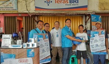 Marketing Manager BRISyariah KC Purwokerto Arif Irawan memberikan sarapan gratis kepada nasabah baru BRISyariah dalam event BRISik (Breakfast Asik) dalam rangka mengenalkan layanan Kantor Layanan Syariah (KLS) di Bank BRI pada Minggu, 6 September 2015 di P