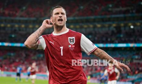 Marko Arnautovic dari Austria, merayakan setelah mencetak gol yang dihapus VAR pada pertandingan babak 16 besar kejuaraan sepak bola Euro 2020 antara Italia dan Austria di stadion Wembley di London, Ahad (27/6) dini hari WIB.