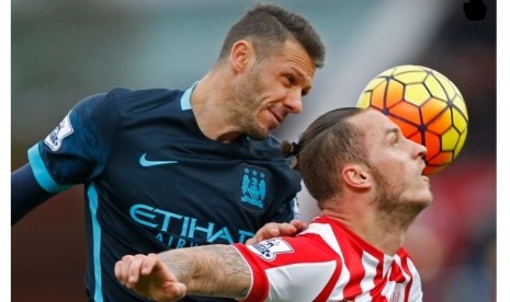 Marko Arnautovic (kanan) berebut bola dengan bek Manchester City Martin Demichelis.