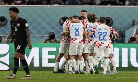 Marko Livaja dari Kroasia merayakan dengan rekan satu timnya setelah mencetak gol kedua timnya selama pertandingan sepak bola grup F Piala Dunia antara Kroasia dan Kanada, di Stadion Internasional Khalifa di Doha, Qatar, Ahad, 27 November 2022. 