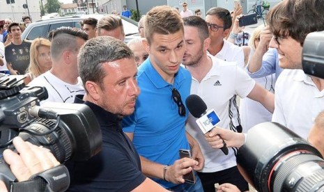 Marko Pjaca (kaos biru) saat tiba di Turin untuk menjalani tes medis pada Juli 2016. Juventus membeli Pjaca dari Dinamo Zagreb senilai 25 juta euro.