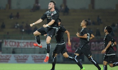 Marko Simic (kiri) seusai mencetak gol untuk Persija saat melawan Madura United pada Suramadu Super Cup 2018, Senin (8/1).