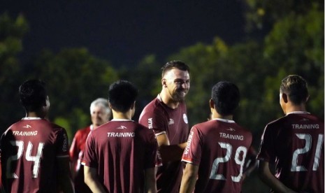 Marko Simic (tengah) menyalami rekan-rekannya di Persija dalam latihan Jumat (10/5) malam.