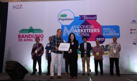 Markplus Inc menobatkan Dirut Bank BJB Ahmad Irfan sebagai Marketeer of the Year and Bandung Marketing Champion 2017. Penghargaan diserahkan oleh Founder and Chairman Markplus Inc Hermawan Kartajaya (kiri) kepada Direktur Komersial Bank BJB Suartini (mewakili Ahmad Irfan) di The Trans Luxury Hotel, Kota Bandung, Kamis (20/4).