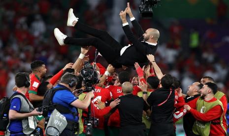 Maroko berhasil melaju ke babak perempat final Piala Dunia 2022. Tim berjuluk The Lion of Atlas itu menyingkirkan salah satu kandidat juara, Spanyol, via babak adu penalti, 3-0, dalam laga di Stadion Education City, Al Rayyan, di babak 16 besar, Rabu (7/12) dini hari WIB. Untuk pertama kalinya dalam sejarah partisipasi di Piala Dunia, Maroko berhasil melangkah ke babak perempat final. 